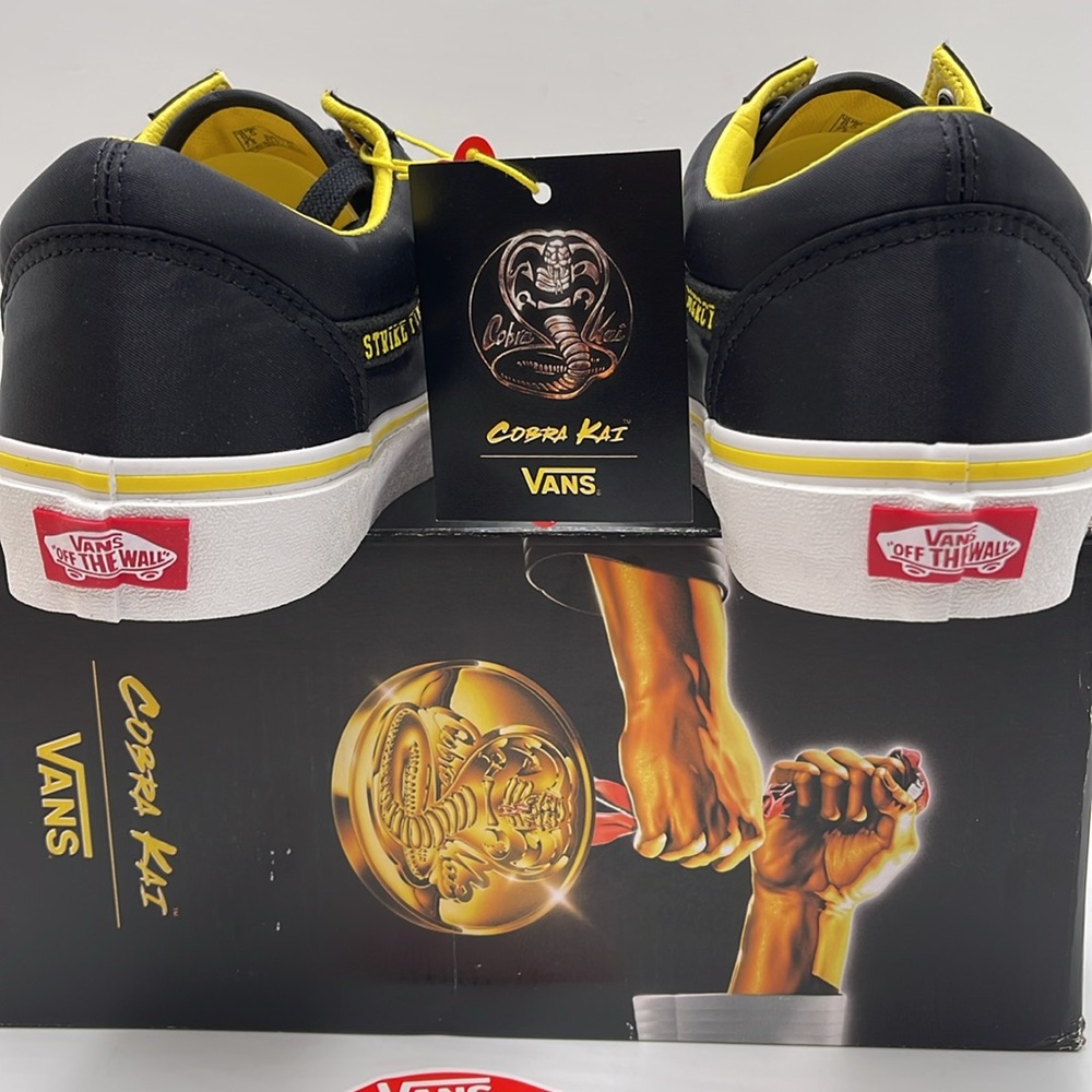 Vans WMNS Old Skool
Cobra Kai Black/Yellow/White
VN0A3WKT05N
Sneakers - Picture 13 of 16